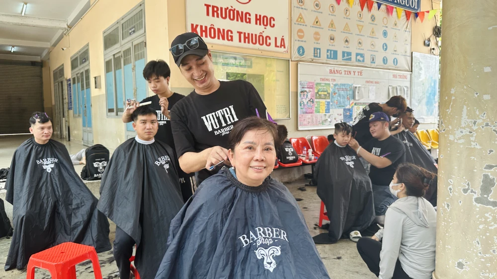 Chương trình cắt tóc miễn phí được nhiều người tham gia. Ảnh: TRẦN MINH Chương trình cắt tóc miễn phí được nhiều người tham gia. Ảnh: TRẦN MINH