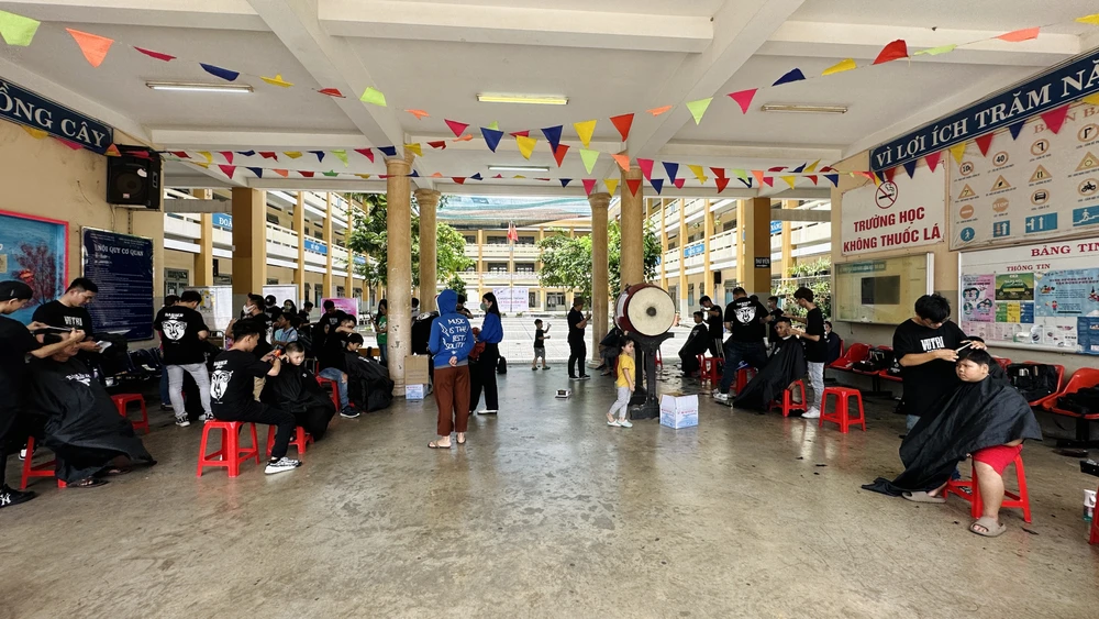 Mặc dù, khoảng 8 giờ sáng, hàng chục người dân trên địa bàn phường Trường Thọ, TP Thủ Đức, TP. HCM rủ nhau đi cắt tóc miễn phí. Ảnh: TRẦN MINH Mặc dù, khoảng 8 giờ sáng, hàng chục người dân trên địa bàn phường Trường Thọ, TP Thủ Đức, TP. HCM rủ nhau đi cắt tóc miễn phí. Ảnh: TRẦN MINH