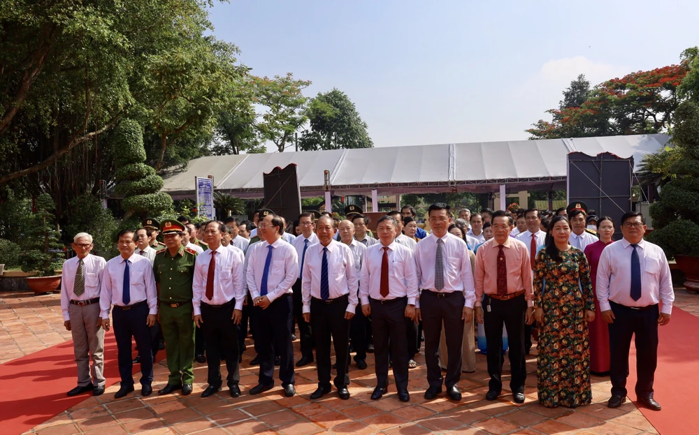 Lãnh đạo UBND TP cùng lãnh đạo UBND huyện Bình Chánh và lãnh đạo của các cơ quan ban ngành tham dự lễ tri ân. Ảnh: TRẦN MINH