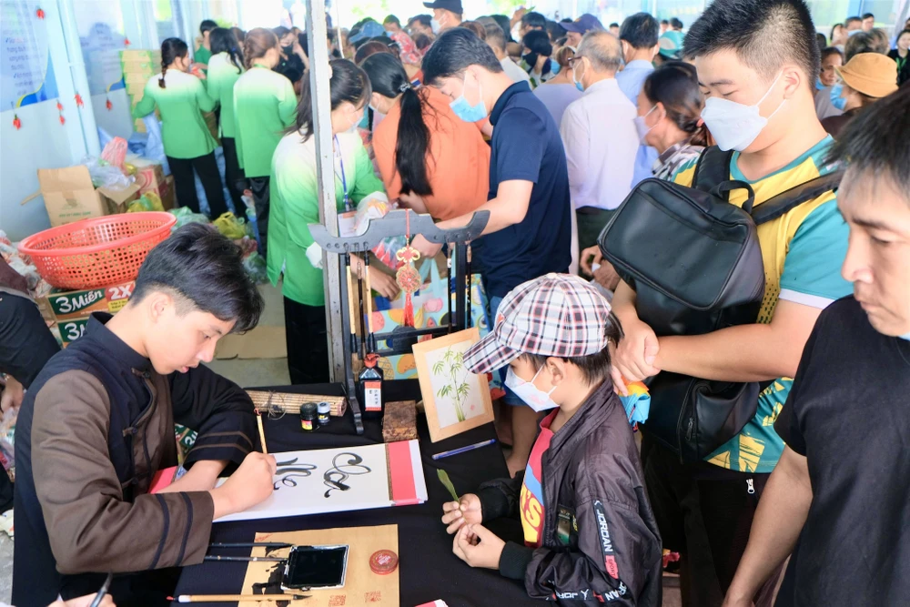 Người bệnh được tặng chữ thư Pháp Người bệnh được tặng chữ thư Pháp