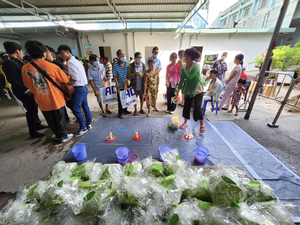 Được thư giãn với các trò chơi dân gian, bệnh nhân và người nhà còn nhận được những phần quà. Được thư giãn với các trò chơi dân gian, bệnh nhân và người nhà còn nhận được những phần quà.