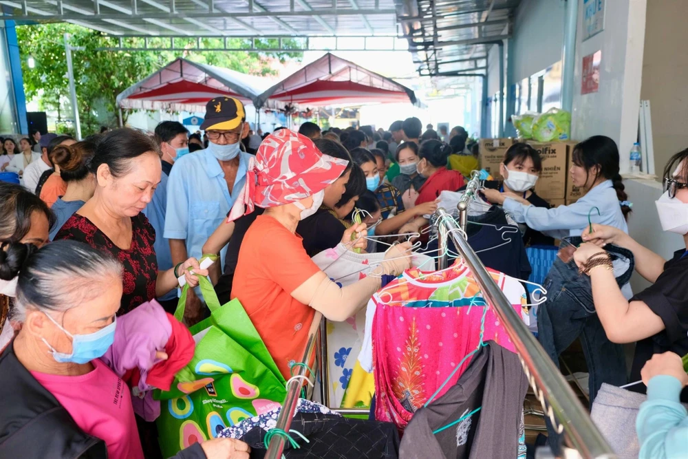 Đến với phiên chợ “Chợ Lá 0 đồng”, người bệnh được mua sắm các nhu yếu phẩm như gạo, sữa, mì gói, trái cây, bánh, cơm, cháo và các mặt hàng quần áo từ 10 gian hàng do ban tổ chức chuẩn bị. Đến với phiên chợ “Chợ Lá 0 đồng”, người bệnh được mua sắm các nhu yếu phẩm như gạo, sữa, mì gói, trái cây, bánh, cơm, cháo và các mặt hàng quần áo từ 10 gian hàng do ban tổ chức chuẩn bị.