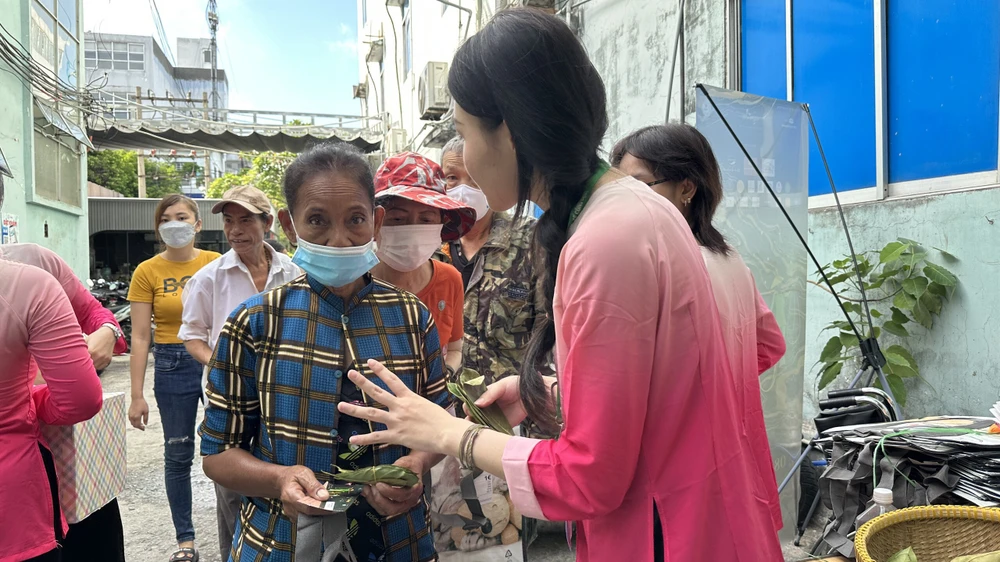 Bà Hồng cầm trên tay những chiếc lá được thay bằng tiền Bà Hồng cầm trên tay những chiếc lá được thay bằng tiền