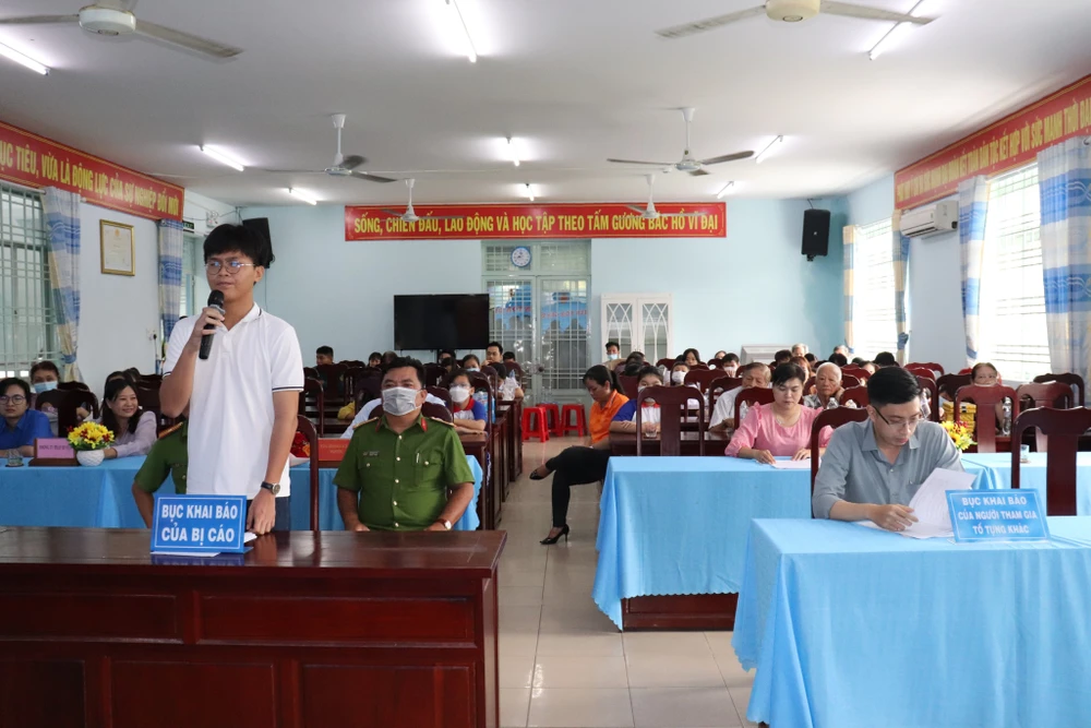 Phiên tòa diễn ra với sự tham gia của người dân và các bạn học sinh. Ảnh: TRẦN MINH