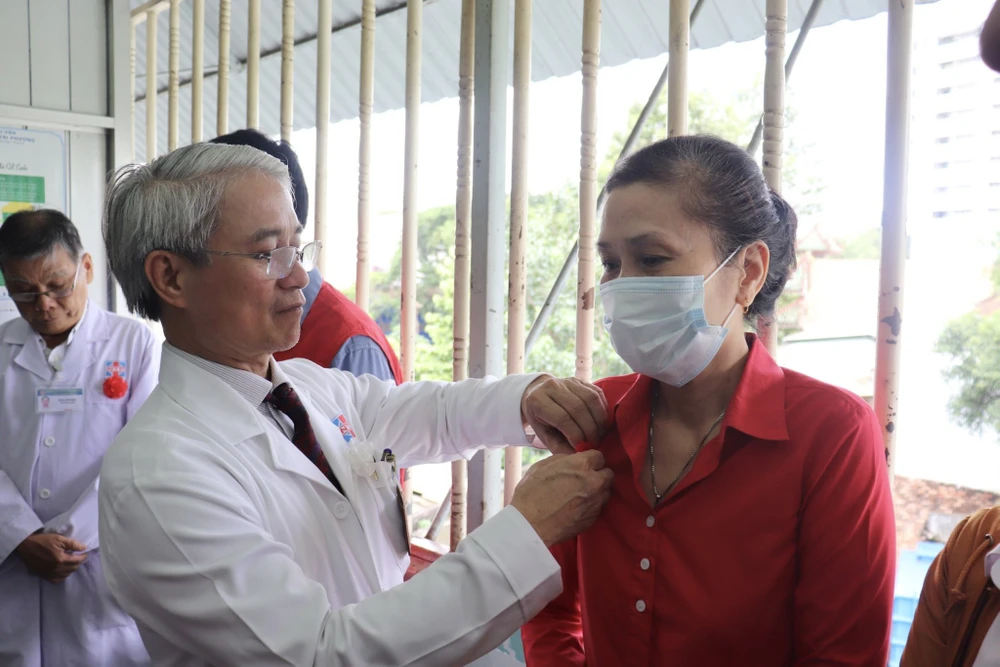 Hoa hồng biểu trưng cho sự tri ân, hiếu thảo và lòng biết ơn của con cái đối với cha mẹ. Đồng thời, hoa hồng còn thể hiện cho một tình yêu chân thành, son sắc, sự cao quý và ngát hương. Ảnh: TRẦN MINH