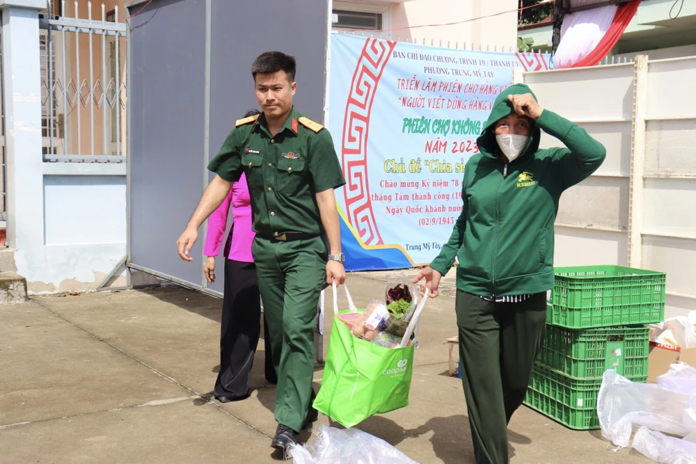 Đi siêu thị 0 đồng, mang đồ về nhà. Ảnh: TRẦN MINH Đi siêu thị 0 đồng, mang đồ về nhà. Ảnh: TRẦN MINH