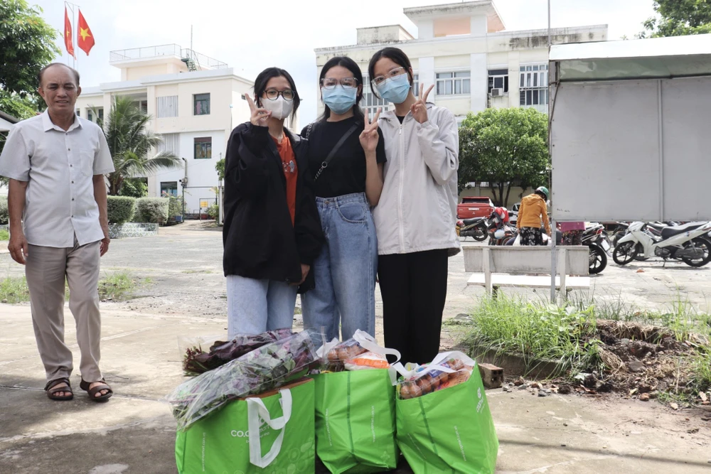 Ngọc Ánh (đứng giữa) cùng với nhóm bạn của mình nhận những phần quà 0 đồng. Ảnh: TRẦN MINH Ngọc Ánh (đứng giữa) cùng với nhóm bạn của mình nhận những phần quà 0 đồng. Ảnh: TRẦN MINH