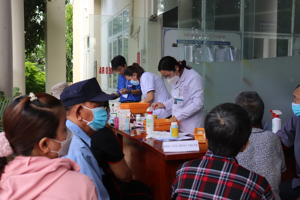 Rất đông người dân được cấp phát thuốc miễn phí. Ảnh: TRẦN MINH