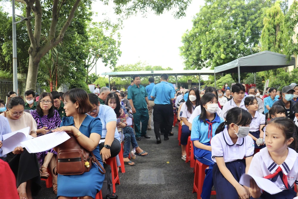 300 người dân có hoàn cảnh khó khăn trên địa bàn phường và các em học sinh có hoàn cảnh khó khăn tham gia chương trình khám bệnh miễn phí, tặng quà an sinh. Ảnh: TRẦN MINH