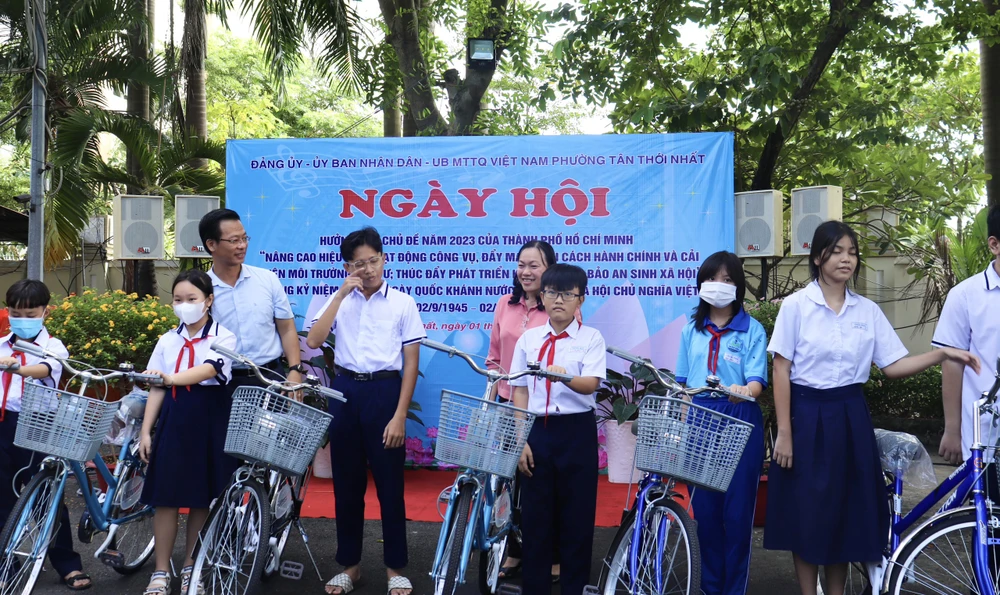 20 chiếc xe đạp được trao tặng cho các em học sinh nghèo hiếu học. Ảnh: TRẦN MINH