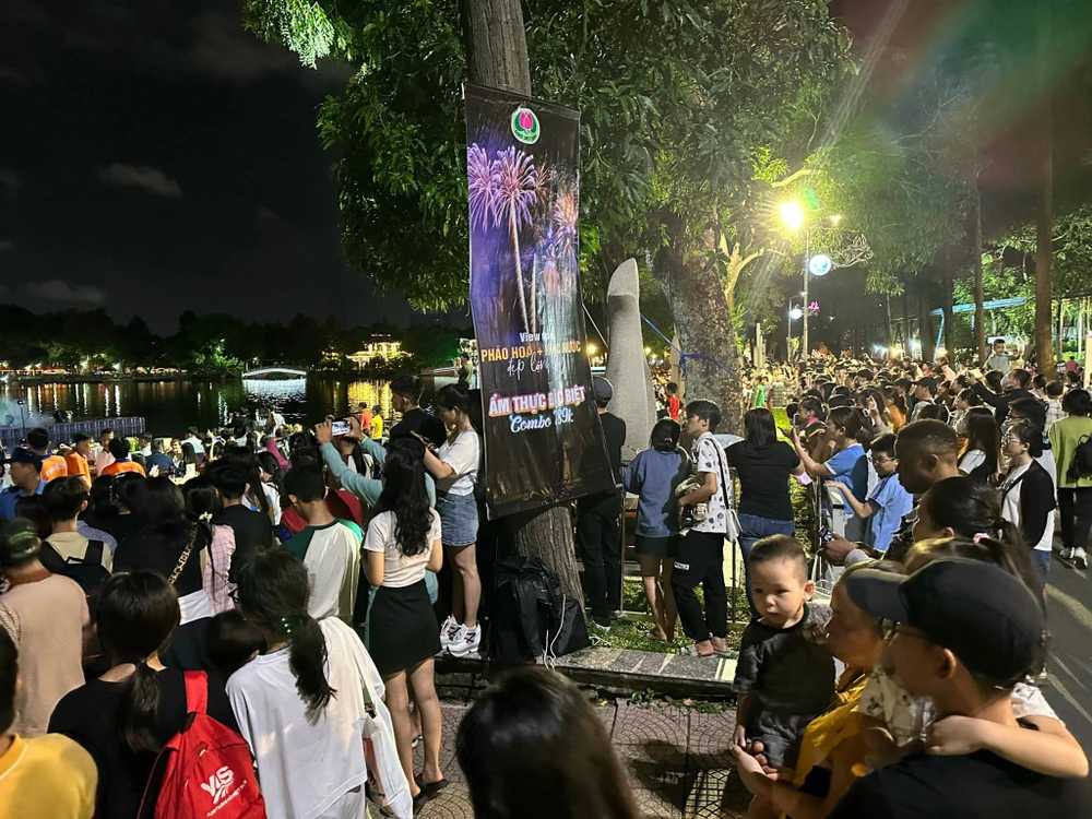 Bên trong khu vực công viên Đầm Sen, rất đông người dân chờ sẵn để xem pháo hoa. Ảnh: TRẦN MINH