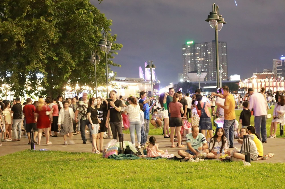 Khoảng 19h tối, đông đảo người dân đã có mặt ở điểm bắn pháo hoa, háo hức đón chờ màn pháo hoa tuyệt đẹp. Ảnh: DI LINH