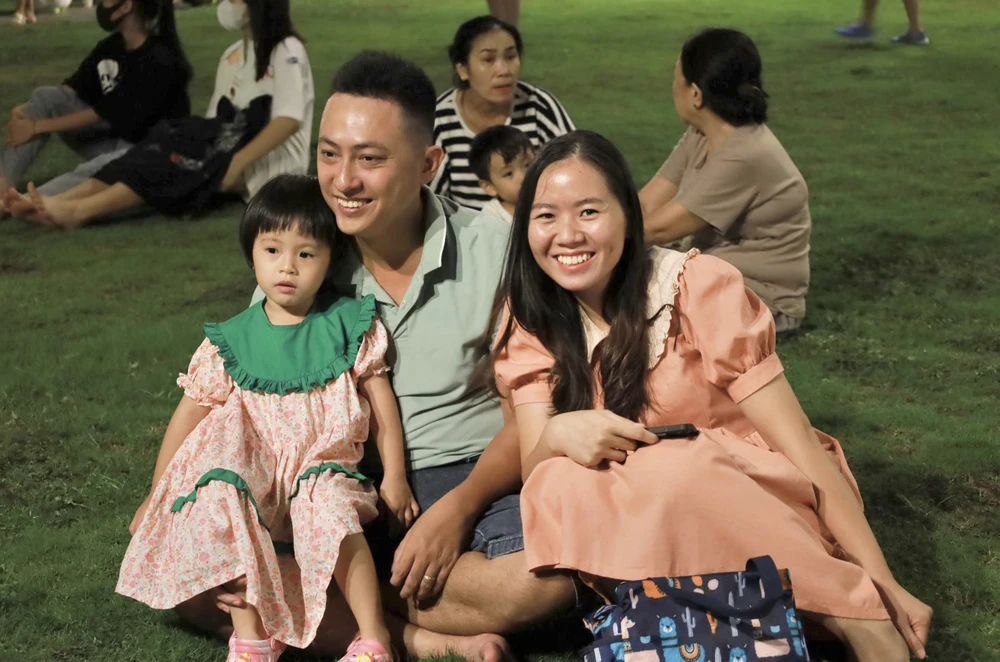 Gia đình anh Trần Văn Lâu - Ngụ tại quận 3: "Gia đình mình có mặt ở đây từ rất sớm và rất háo hức để xem pháo hoa. Hoạt động này như gắn kết hơn các thành viên trong gia đình lại gần nhau, nhất là trong dịp lễ này. Qua đây thì mình cũng chúc mọi người có một kỳ nghỉ lễ vui vẻ, ý nghĩa và ấm áp bên người thân". Ảnh: DI LINH