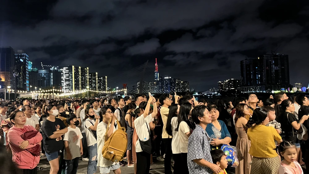 Người dân đều tỏ ra thích thú với màn bắn pháo hoa tầm cao tại Công viên Bạch Đằng, quận 1. Ảnh: DI LINH