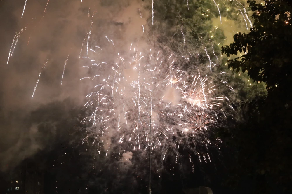 Pháo hoa lung linh, sáng rực góc trời quận 1. Ảnh: DI LINH