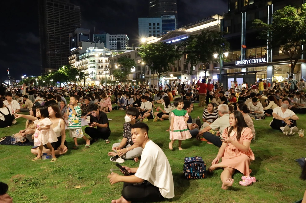 Người dân đổ về Công viên Bạch Đằng, quận 1. Ảnh: DI LINH