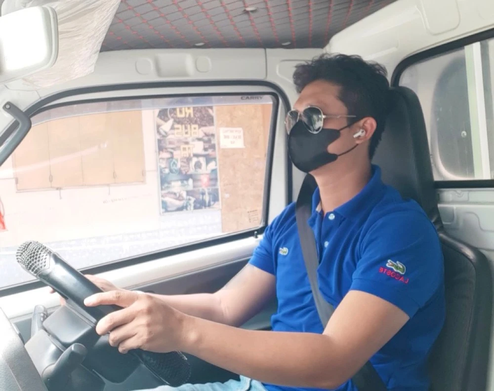 Đeo tai nghe khi điều khiển ô tô không được quy định là hành vi, vi phạm pháp luật và người điều khiển sẽ không bị xử phạt. Ảnh: TRẦN MINH