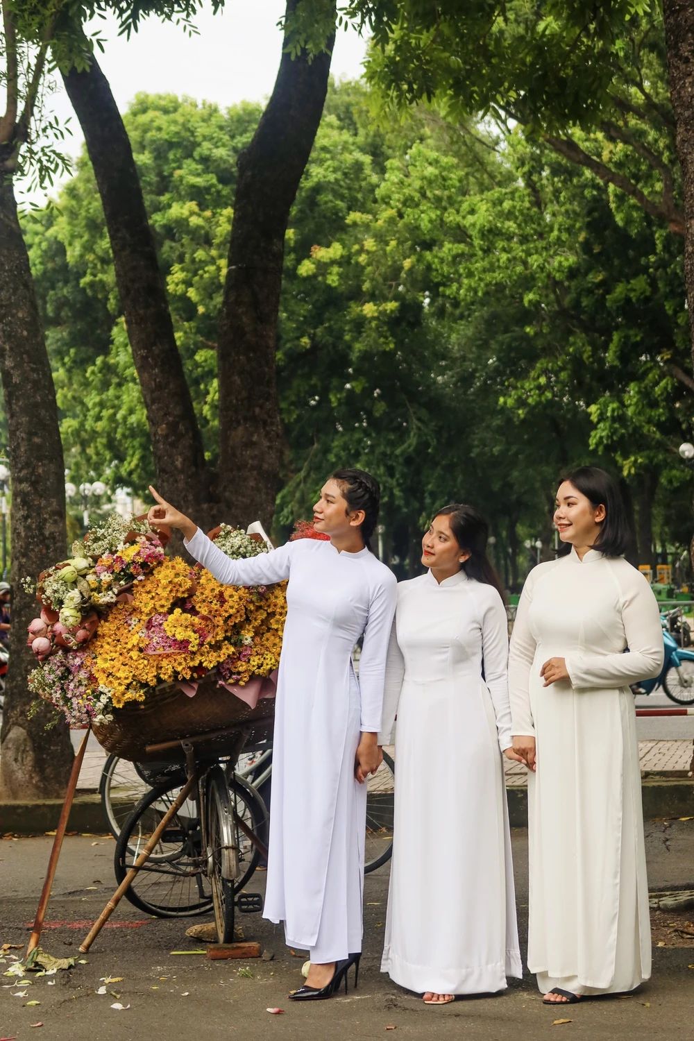 Chị Thạch Thị Sang (đứng giữa) chia sẻ mùa thu Hà Nội có lẽ cũng là mùa đẹp nhất trong năm. Mùa thu Hà Nội mang một nét đẹp lãng mạn, cổ kính, đầy chất thơ. Khi được biết "đặc sản" mùa thu Hà Nội vào tại TP.HCM chị liền rủ những người bạn thân thiết để làm bộ ảnh mang nét hoài niệm về mùa thu.Ảnh: TRẦN MINH