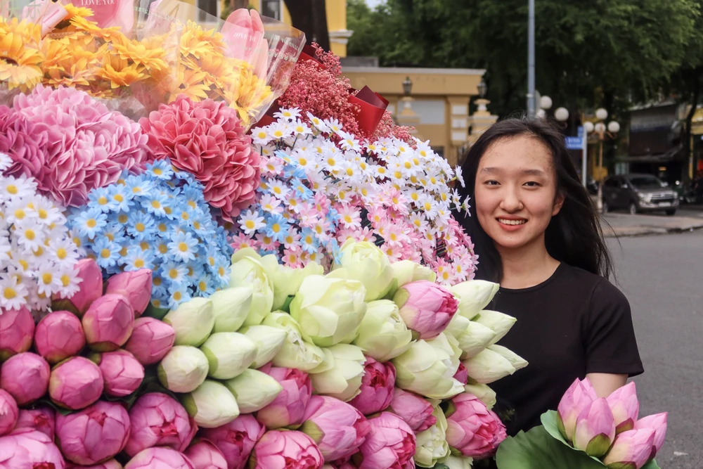 Mỗi lượt chụp hình với xe hoa phía trước Nhà thờ Đức Bà là 20.000 đồng. Ảnh: TRẦN MINH