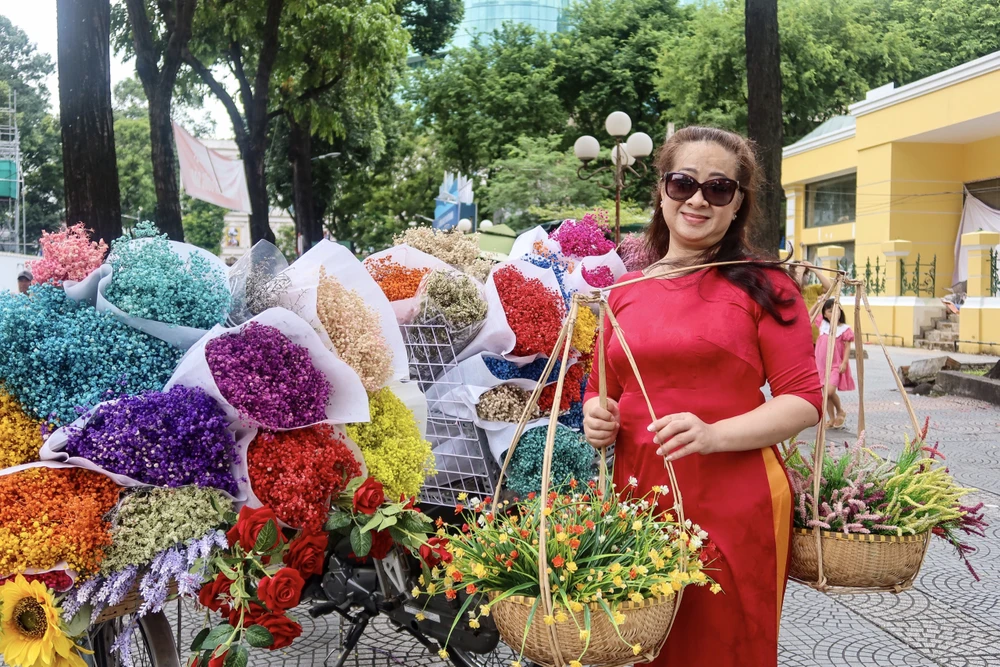 Rất nhiều người dân tại TP.HCM bên những chiếc xe chở đầy hoa mang nhiều sắc thu để đu trend mùa thu Hà Nội. Ảnh: TRẦN MINH