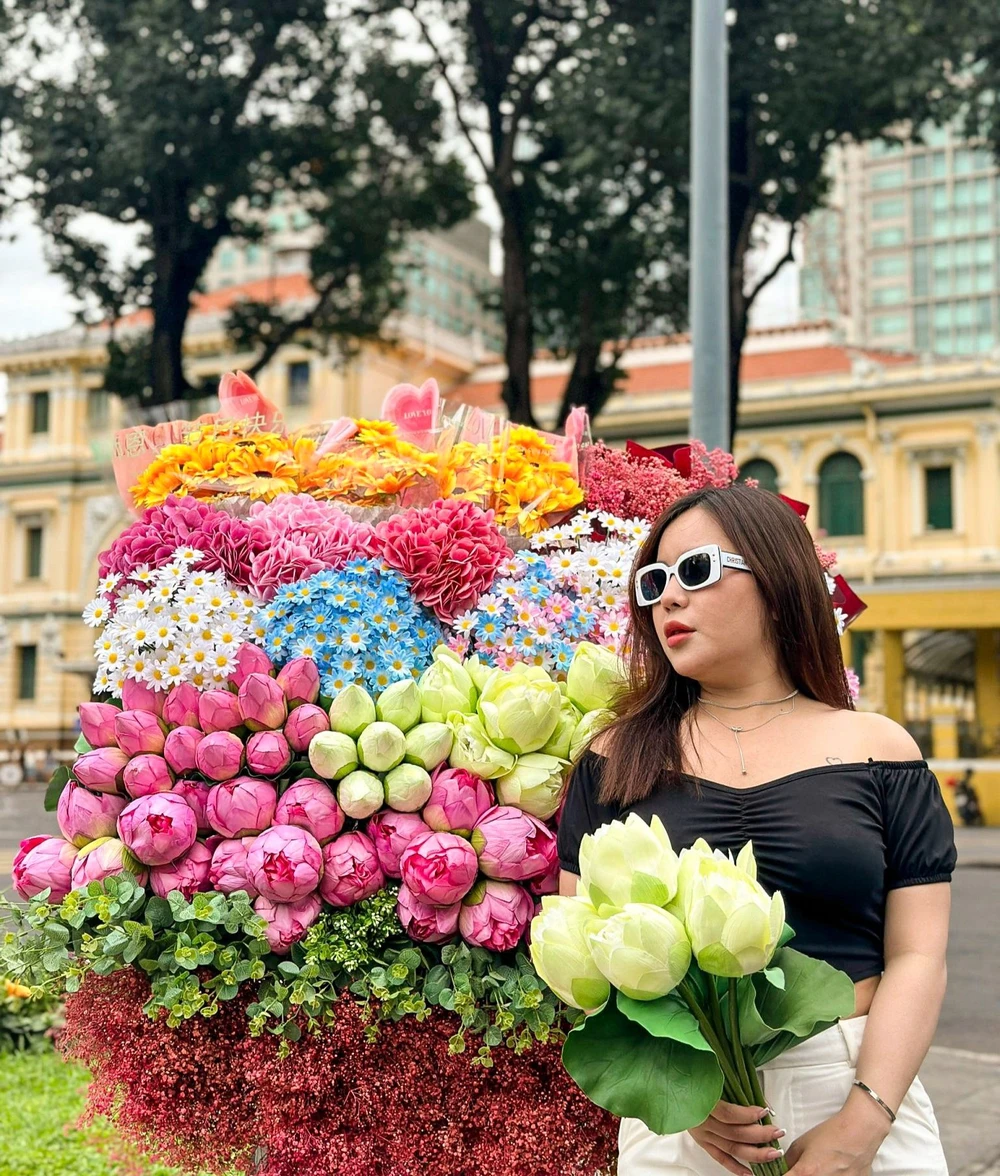 Chị Thùy Trang, ngụ quận Tân Bình cho biết trend "mùa thu Hà Nội" tại TP.HCM đã được bắt kịp xu hướng là điều tuyệt vời, tạo điều kiện cho các bạn trẻ có trải nghiệm mới và có những tấm hình kỷ niệm mùa thu Hà Nội tại TP.HCM. Ảnh: HUỲNH THƠ