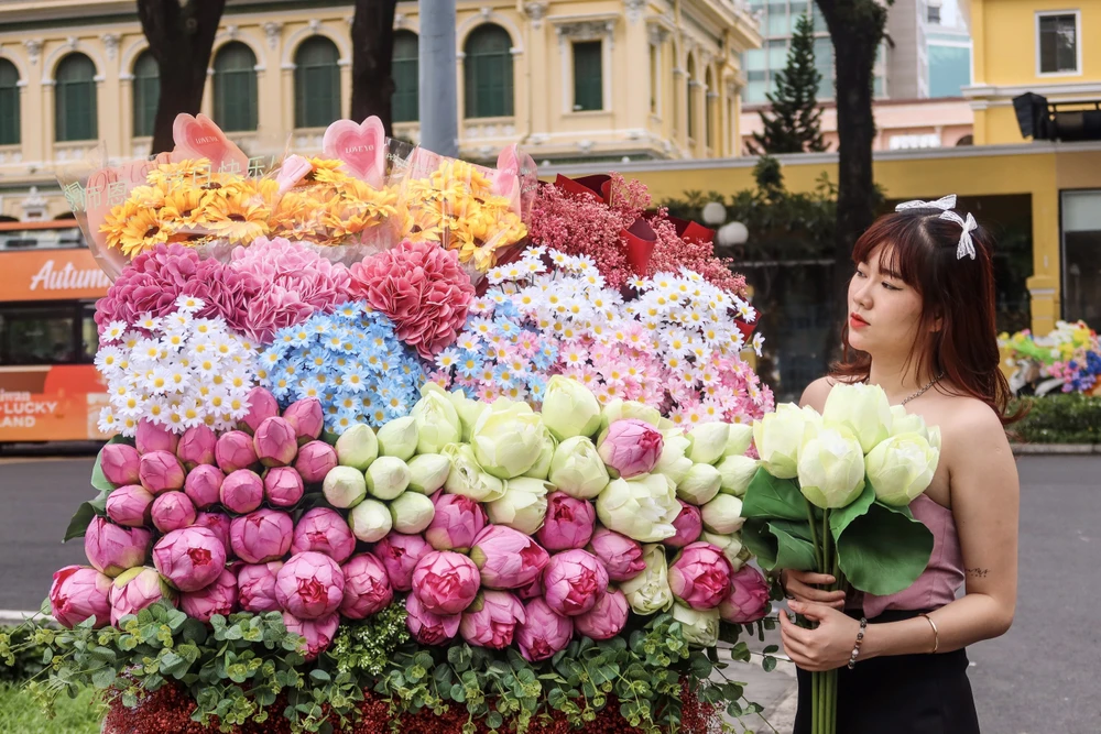 Chị Nguyễn Ngọc Dung cho biết chị đang sinh sống ở quận 6 (TP.HCM), để đến được địa điểm check-in bắt kịp xu hướng này chị phải mất 30 phút đi xe để bắt kịp trend. Ảnh: HUỲNH THƠ