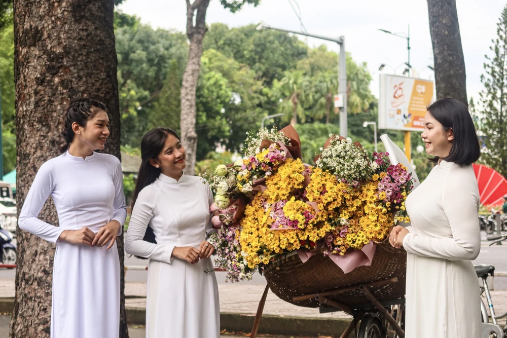 Rất nhiều bạn trẻ diện áo dài trắng chụp hình làm kỷ niệm. Ảnh: HUỲNH THƠ