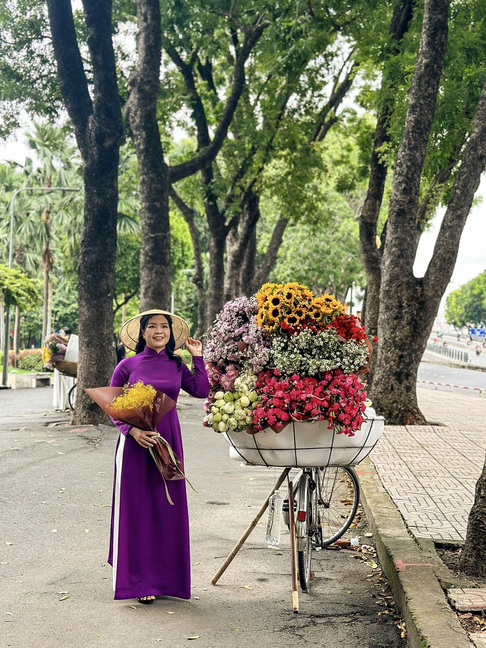 Vẻ đẹp lãng mạn của mùa thu Hà Nội bên một góc đường công viên Gia Định. Ảnh: HUỲNH THƠ