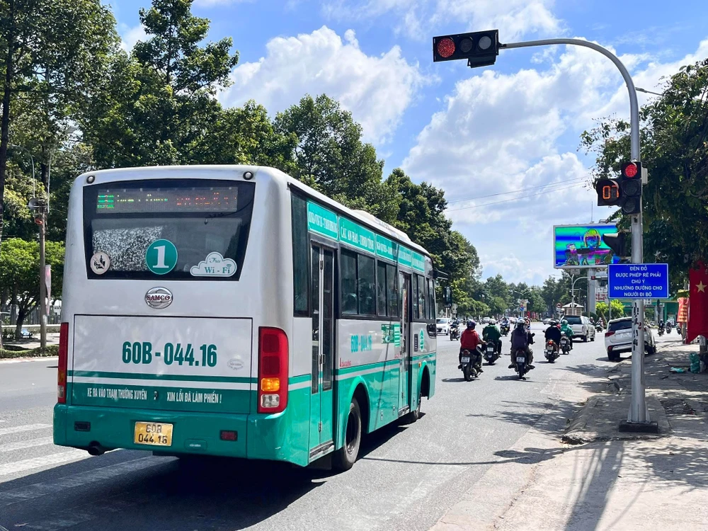 Biển báo chú ý nhường đường cho người đi bộ tại nút giao đường Nguyễn Ái Quốc và Phạm Văn Thuận (TP. Biên Hòa, tỉnh Đồng Nai). Ảnh: KHÁNH TOÀN
