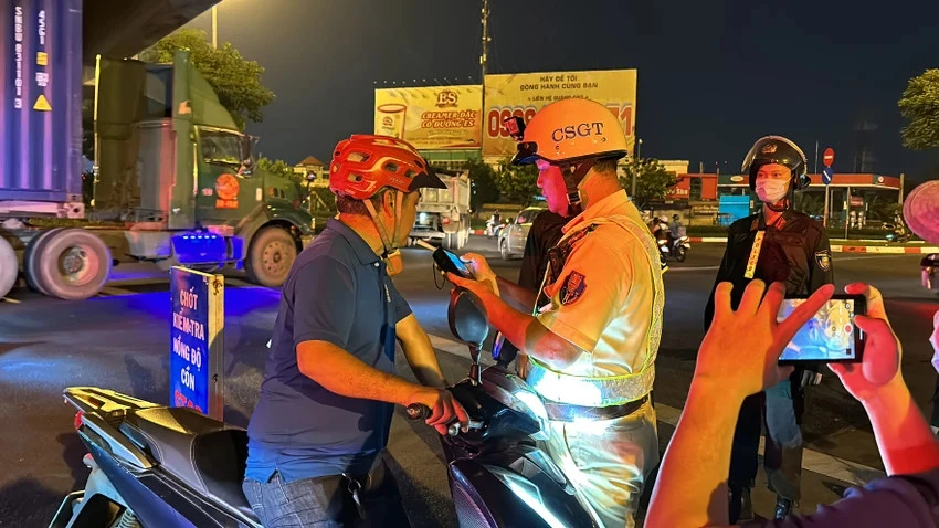 CSGT có được kiểm tra điện thoại của công dân không.jpg