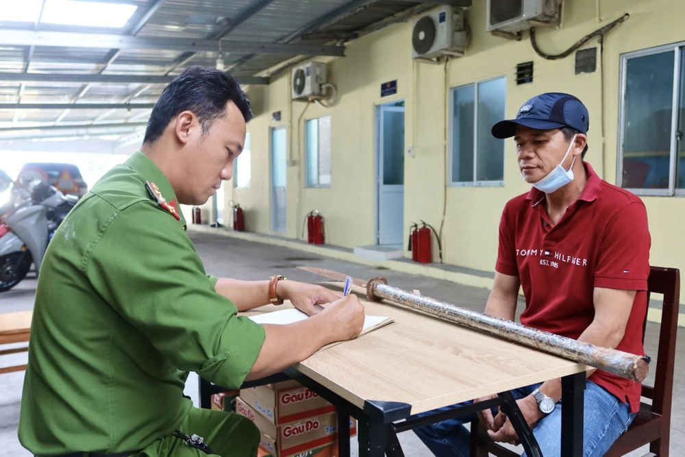 giao nộp vũ khí 2.jpg