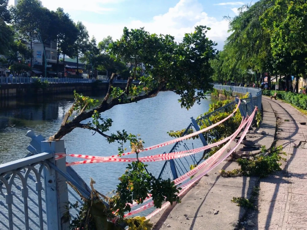 Đứt gãy lan can gây nguy hiểm cho người dân_h3.jpg