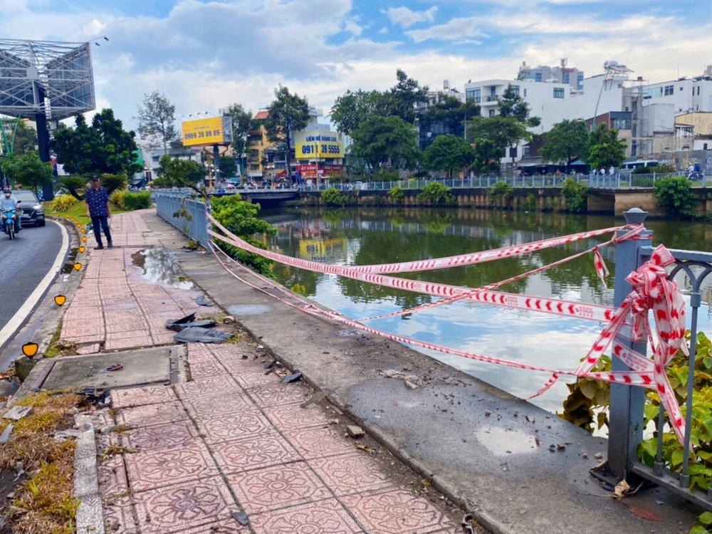 Đứt gãy lan can gây nguy hiểm cho người dân_h4.jpg