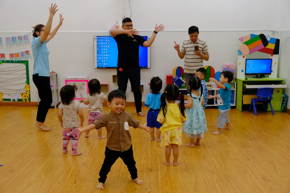 phu-huynh-hao-hung-trai-nghiem-mot-ngay-lam-giao-vien-mam-non-5.jpg