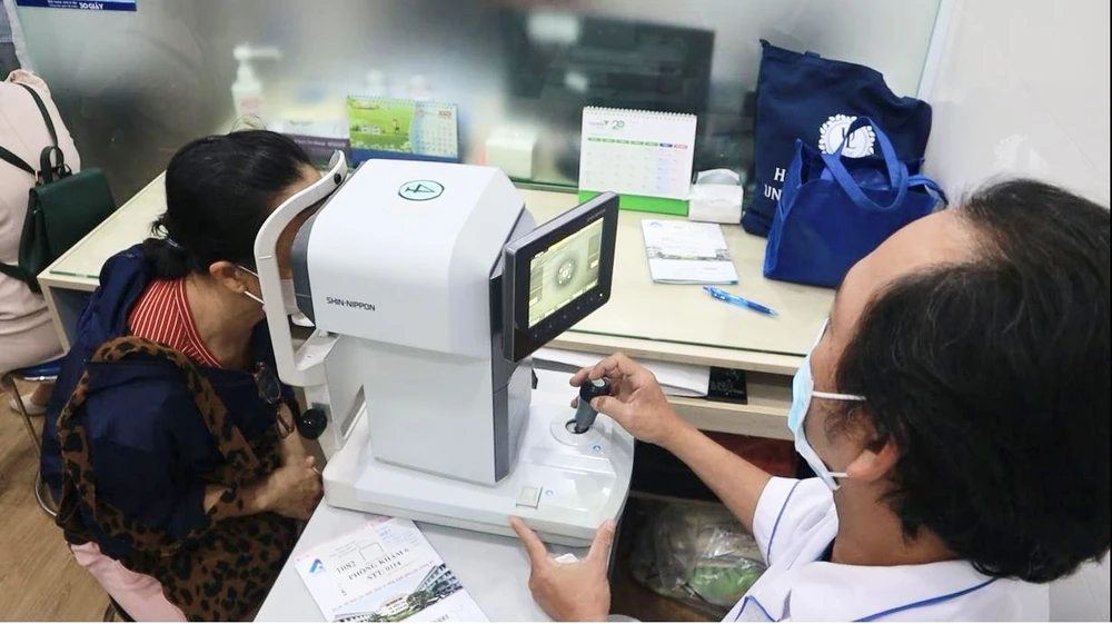 thăm khắm mống mắt.jpg