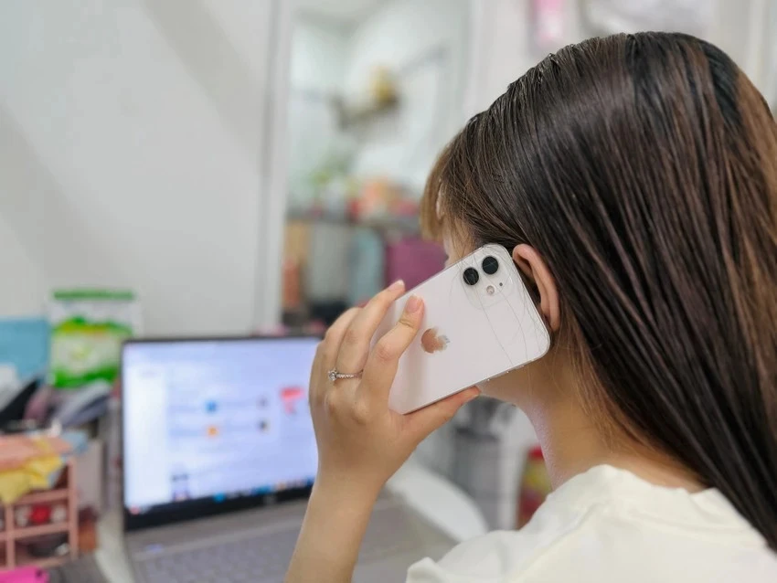 Bạn đọc vui mừng vì đã có thêm một cách thức mới nhằm phản ánh các thông tin vi phạm an toàn giao thông, gây rối trật tự công cộng,… Ảnh HUỲNH THƠ.jpg