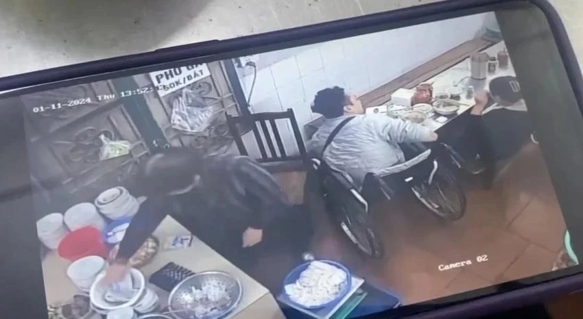 TikToker ngồi xe lăn tố quán phở.webp