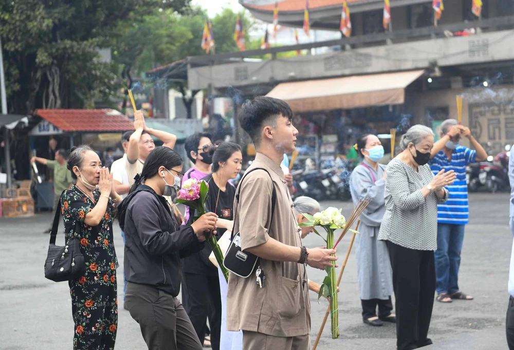 hái lộc đầu năm.jpg