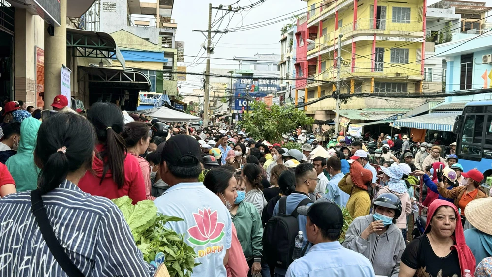 phiên chợ lấy lá thay tiền