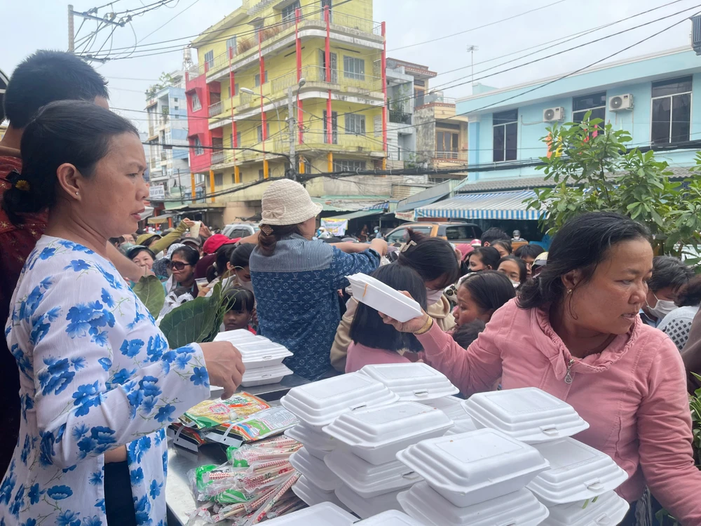 Phiên chợ lấy lá thay tiền