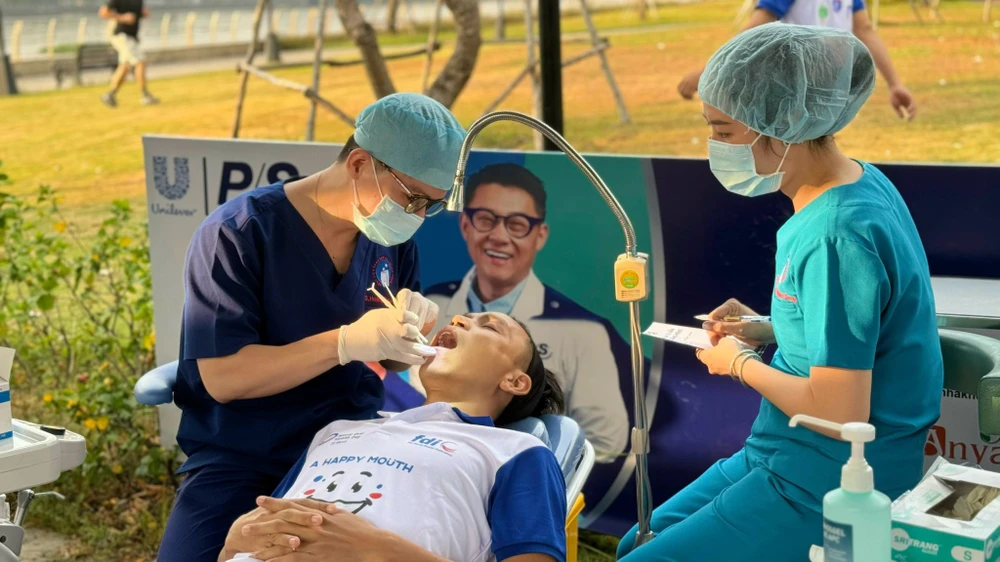 Tại Việt Nam, có hơn 85% bệnh nhân sâu răng và trên 70% người trưởng thành bị viêm lợi và viêm quanh răng