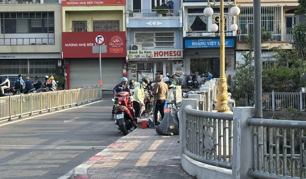 buôn bán hàng hóa trên cầu số 7