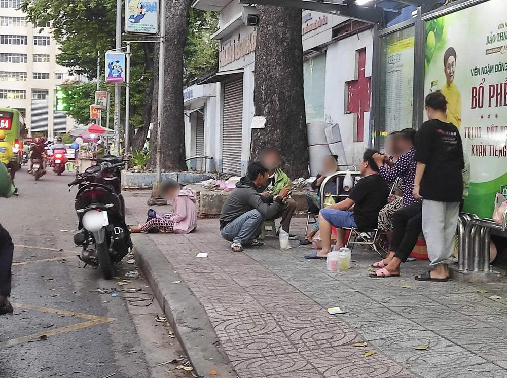 nhà chờ xe buýt ngang nhiên bị chiếm dụng.jpg