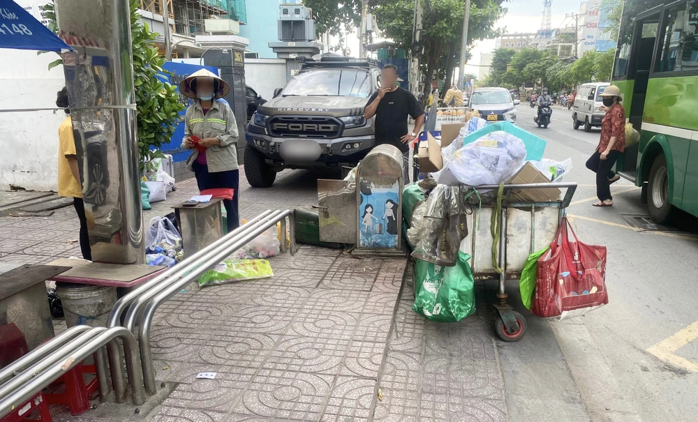 nhà chờ xe buýt ngang nhiên bị chiếm dụng.jpg