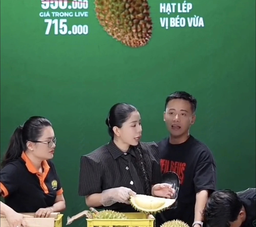 O Huyền Sầu Riêng chê Quang Linh Vlog ăn sầu riêng quá nhiều