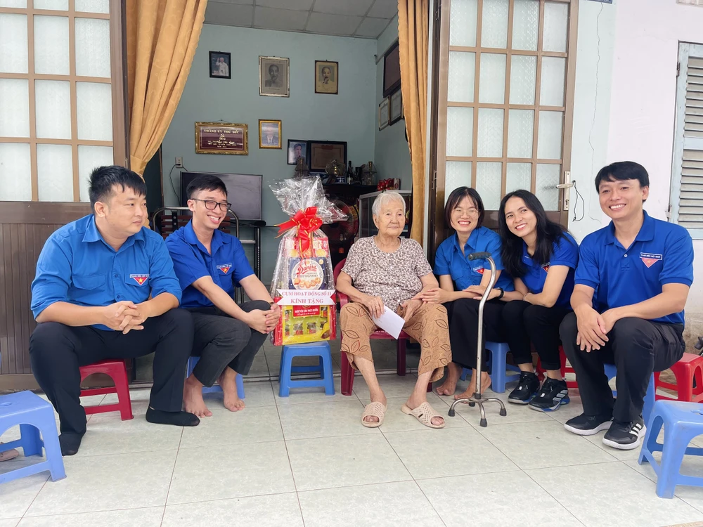 Mẹ Việt Nam anh hùng Nguyễn Thị Khâm.jpg