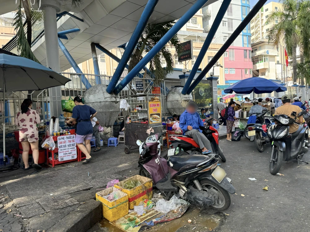 bán hàng rong trước cổng bệnh viện.jpg