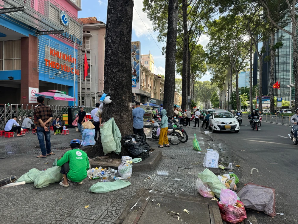 bán hàng rong trước cổng bệnh viện.jpg