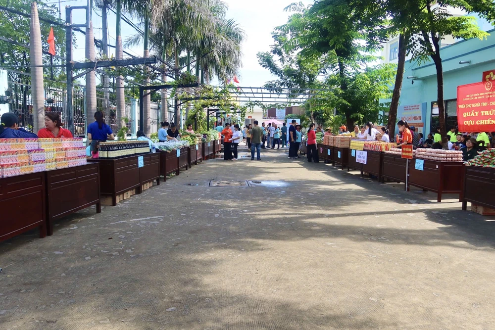 Phiên chợ nghĩa tình.jpg