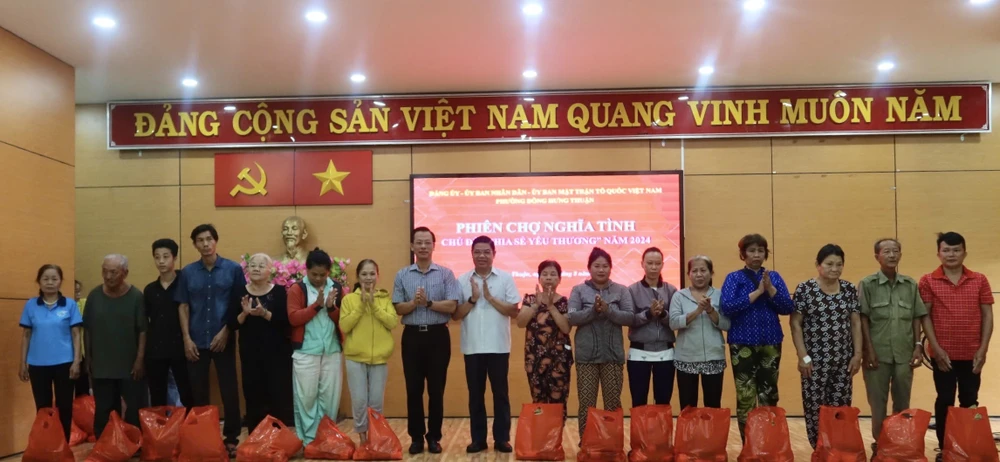 Phiên chợ nghĩa tình